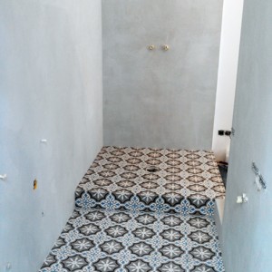 Salle de bain murs en béton ciré